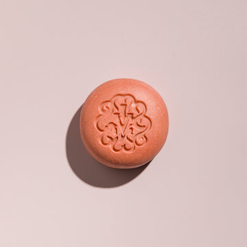 Shampoing solide révélateur d'éclat Maison Jearom, galet rosé au motif floral embossé