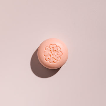 Galet de recharge de l'après-shampoing solide nutrition intense au motif embossé