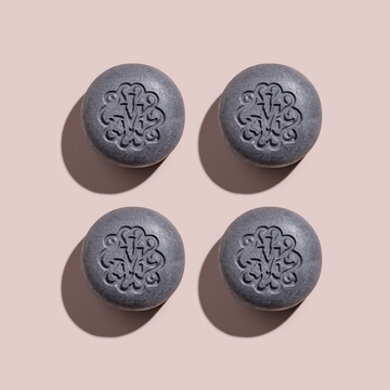 Recharges shampoing solide fortifiant homme Maison Jearom, quatre galets gris au charbon végétal
