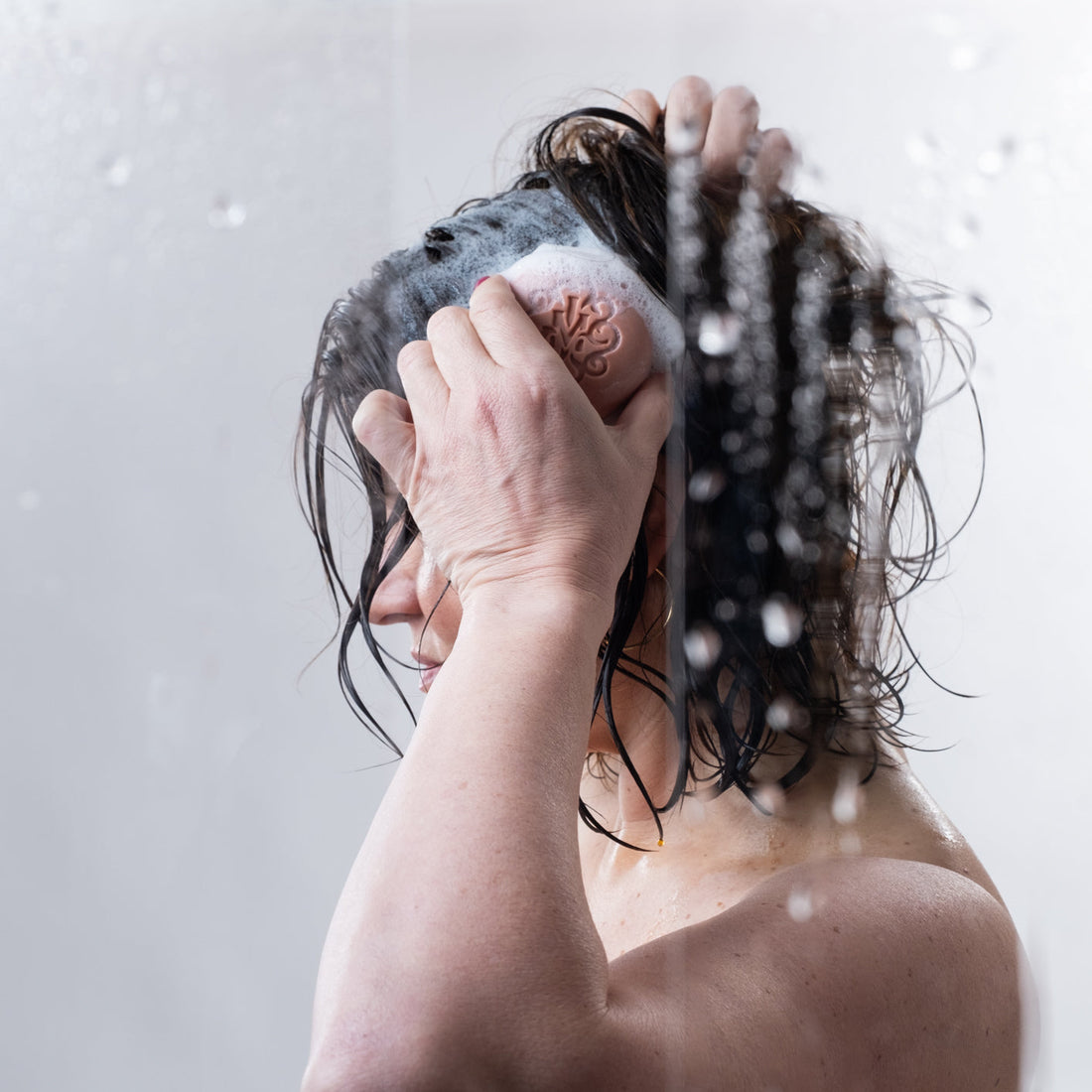 Perturbateurs endocriniens dans les cosmétiques : ce que révèle l'étude Inserm 2026... et pourquoi votre routine capillaire doit changer !