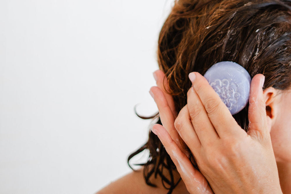 Après-shampoing solide : à quoi ça sert et comment bien l'utiliser