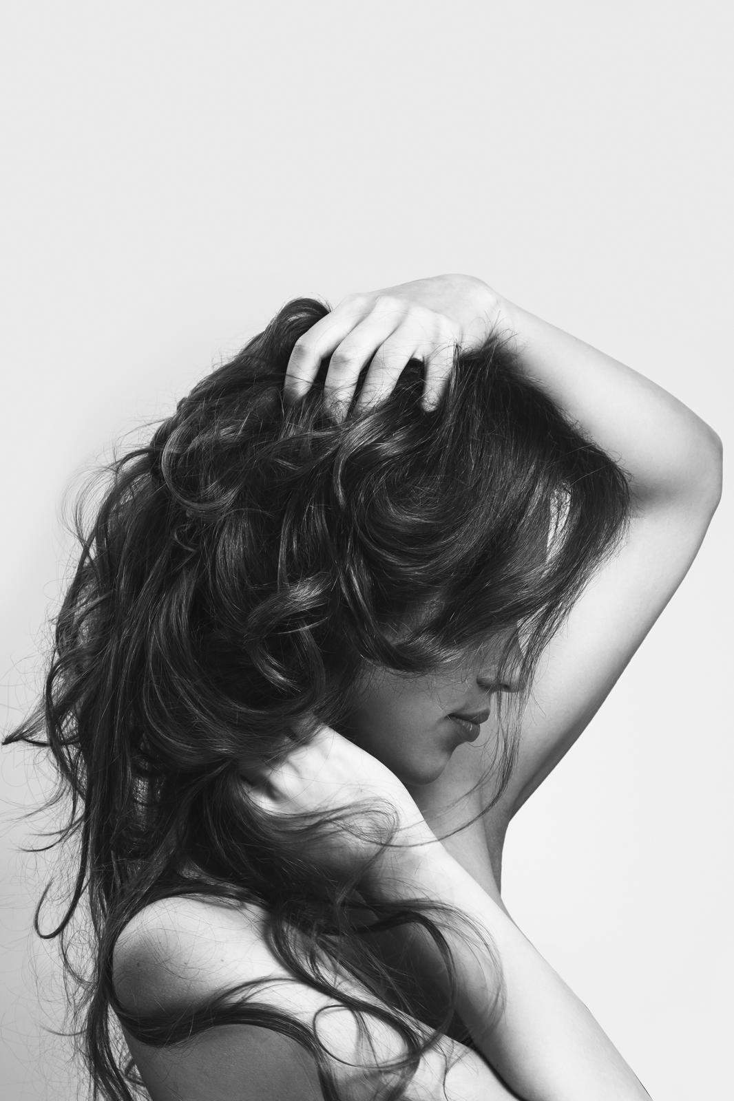 femme avec les cheveux gras qui cherche une solution