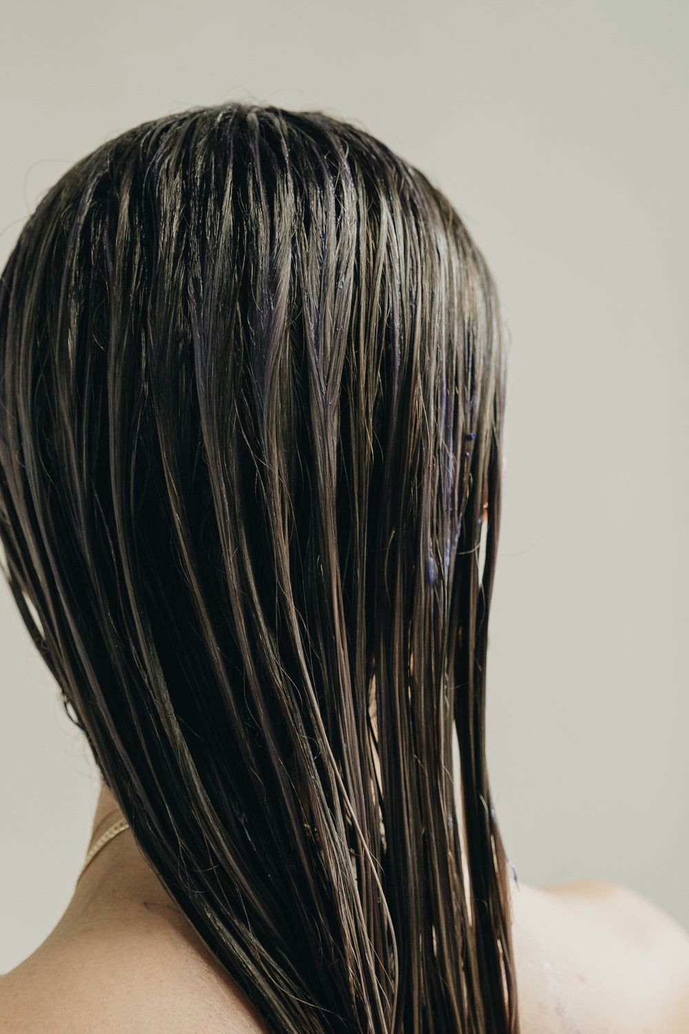 Cheveux gras : à quelle fréquence espacer les shampoings avec un shampoing solide ?