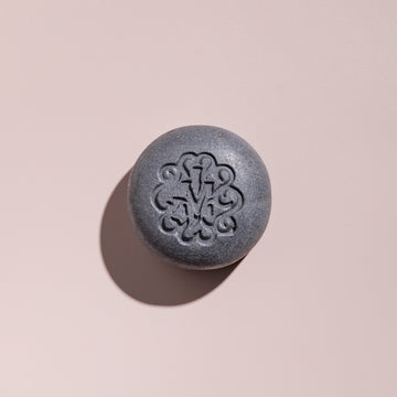 Shampoing solide fortifiant gris au charbon végétal, galet vu de dessus