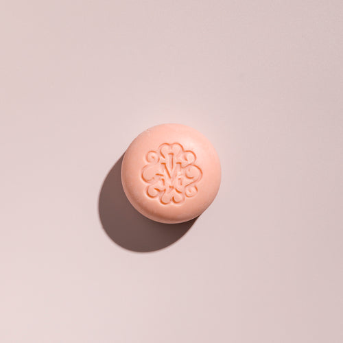 Galet de recharge de l'après-shampoing solide nutrition intense au motif embossé