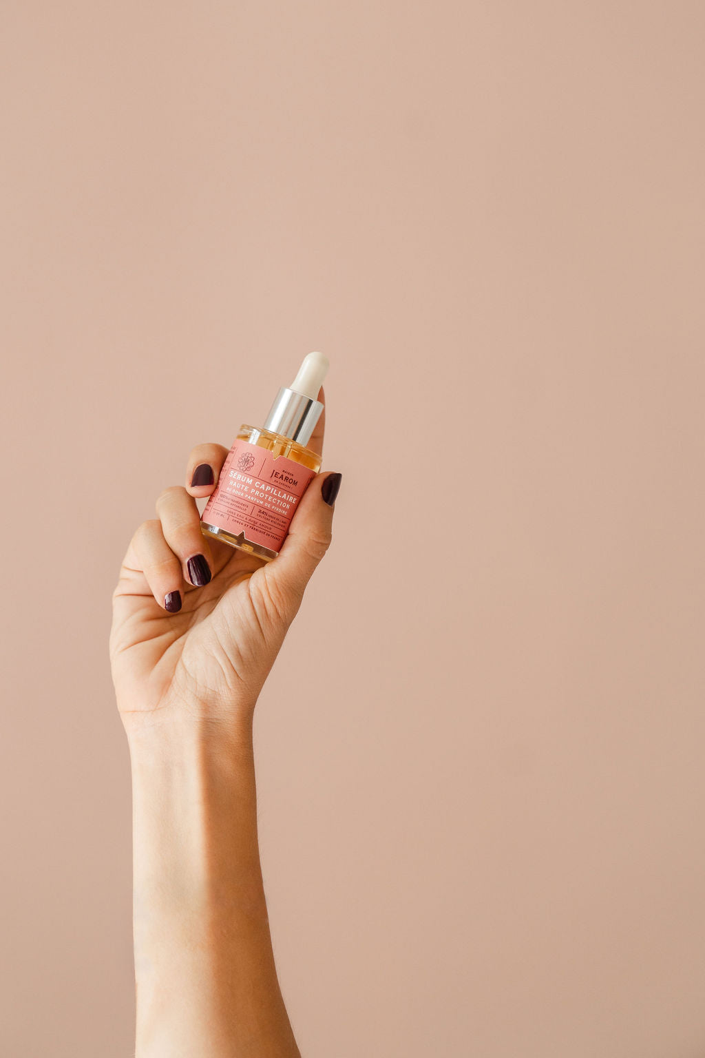 Galet de soin solide rosé tenu à la main, Maison Jearom